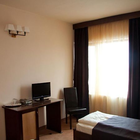 Hotel Hanul De La Rascruce Арад Екстериор снимка