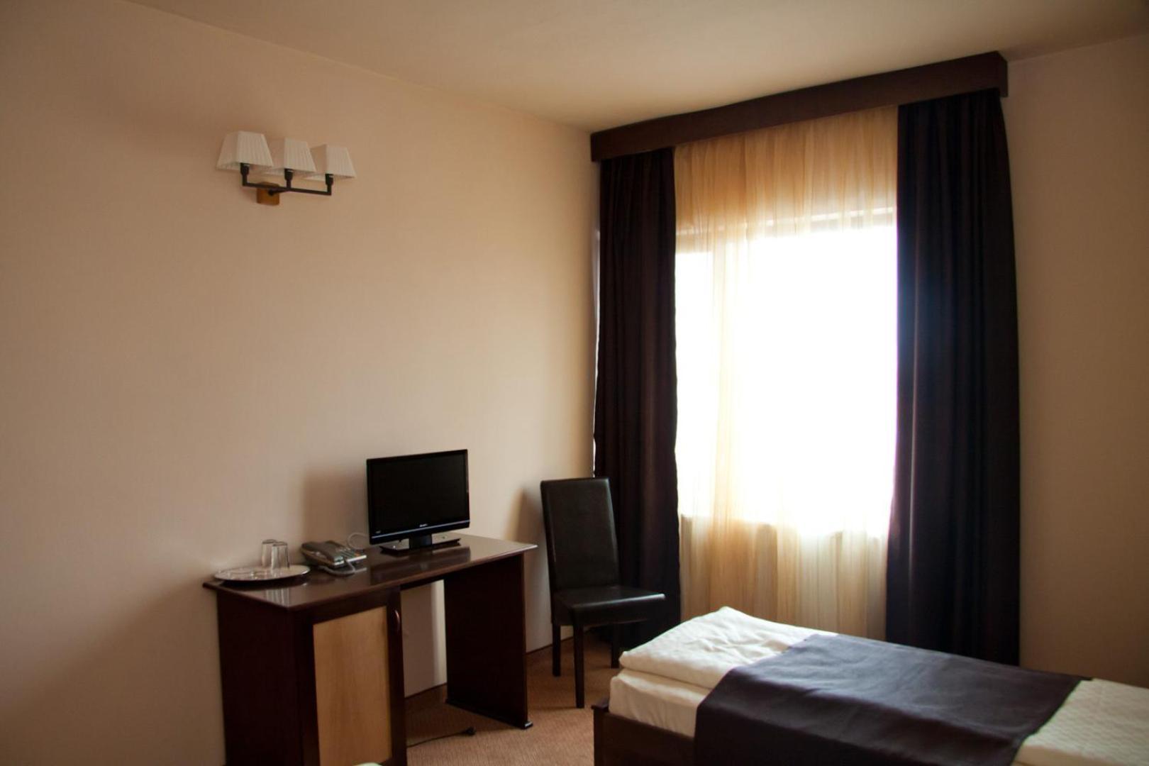 Hotel Hanul De La Rascruce Арад Екстериор снимка